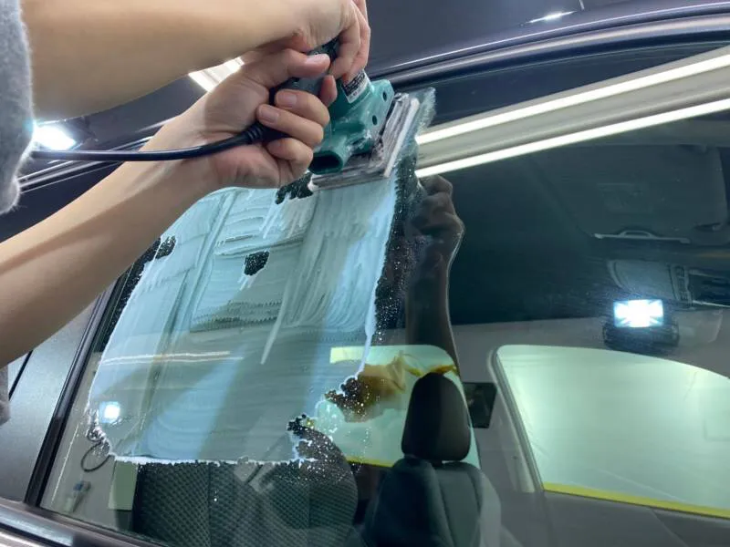 窓ガラスに付着したペイントミストを除去