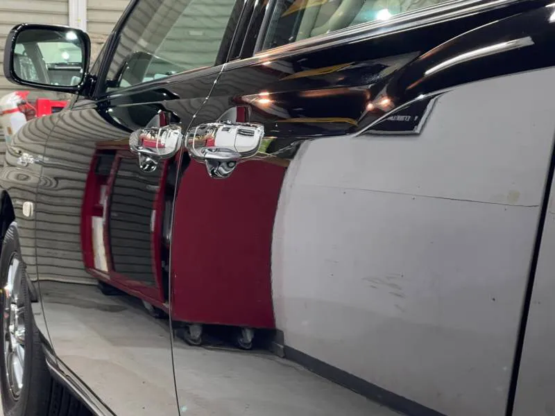 日本古来の漆塗り塗装技法と手法がとられた車