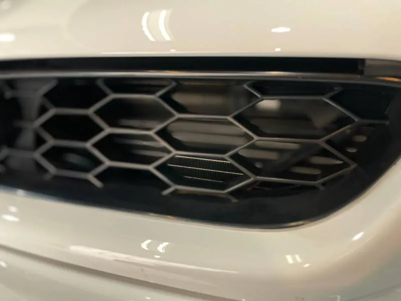 樹脂パーツも黒々と良いコンディションのインプレッサ