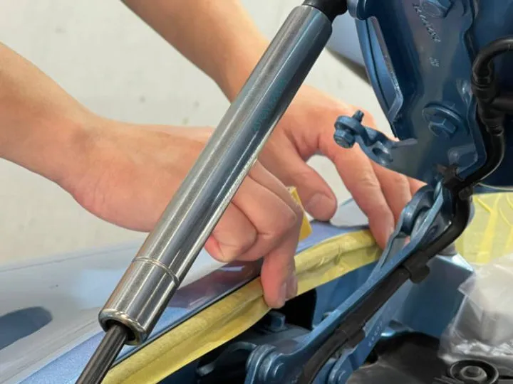 アストンマーチンのマスキングとポリッシング