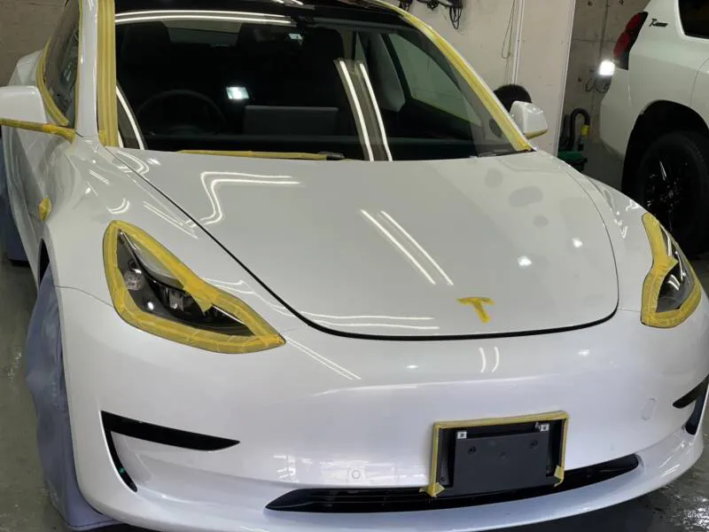 マスキングを終えて新車のライトポリッシュ