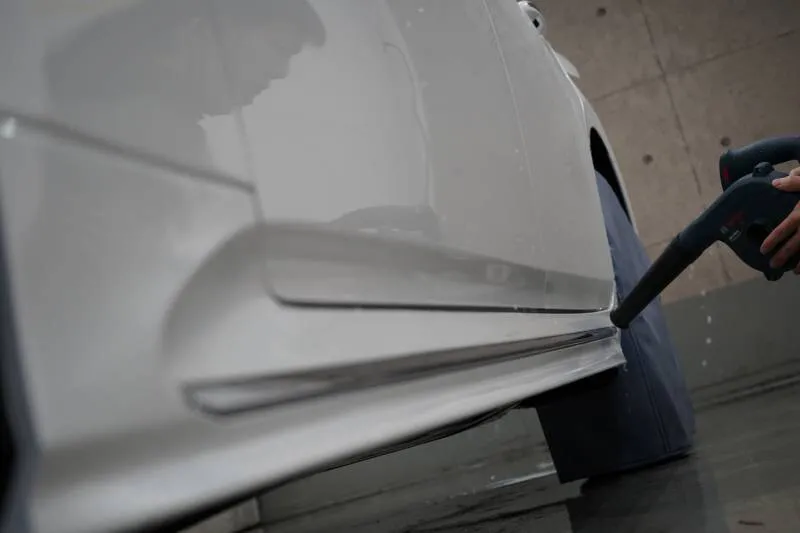 サイドスカート裏も隈なくクリーニングするコーティング専門店