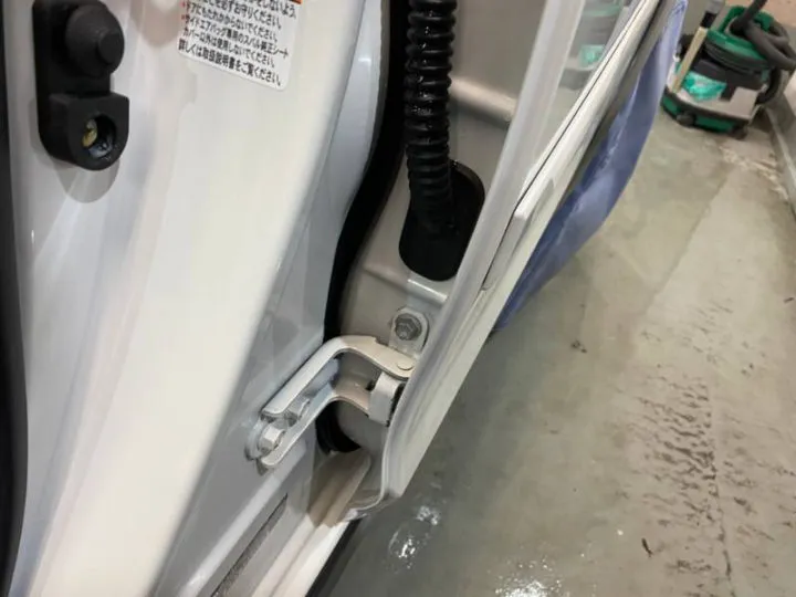 ドアの異音の原因はグリス不足