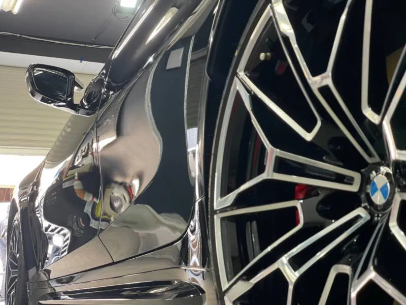 BMW M3のサイドパネルの映り込み