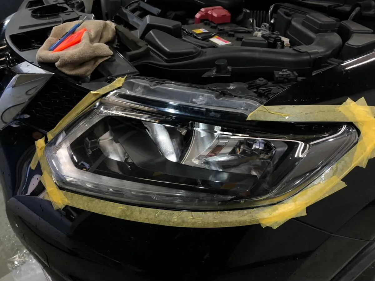 ヘッドライト磨きとプロテクションフィルム施工店