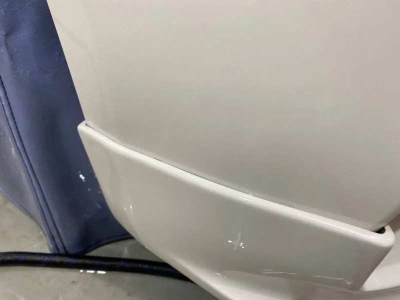 BMWの隙間汚れのクリーニングをする東京のコーティング専門店