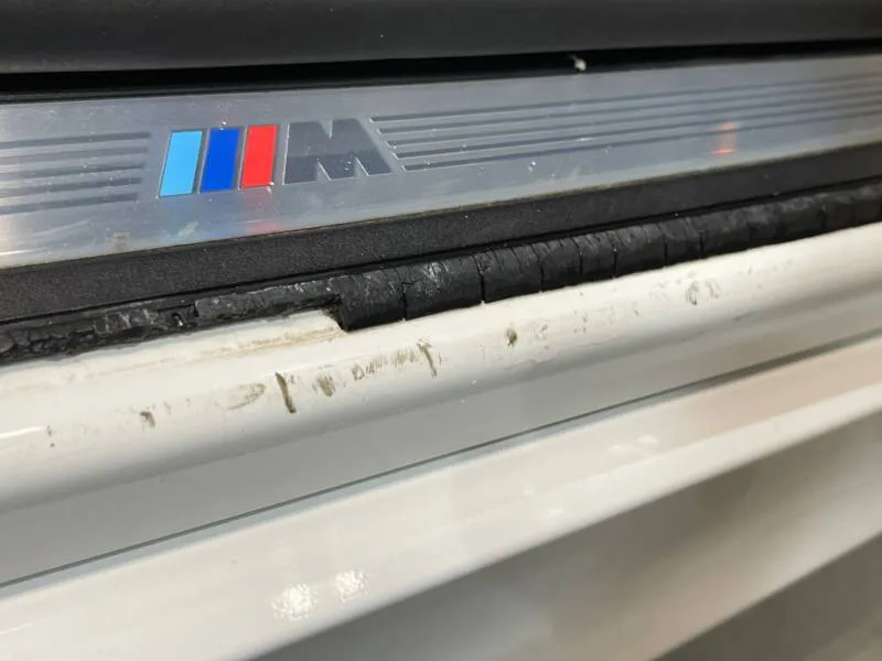 ドアのスカッフプレートの汚れを除去