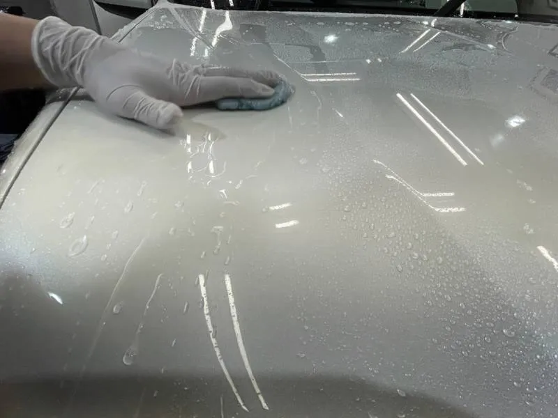新車であっても入念な鉄粉処理をする東京のコーティング店