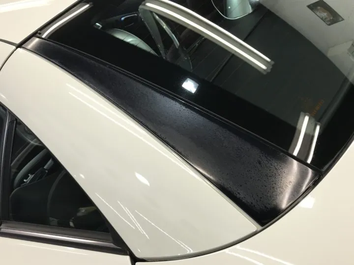 ザラザラの車のリアピラーの修復