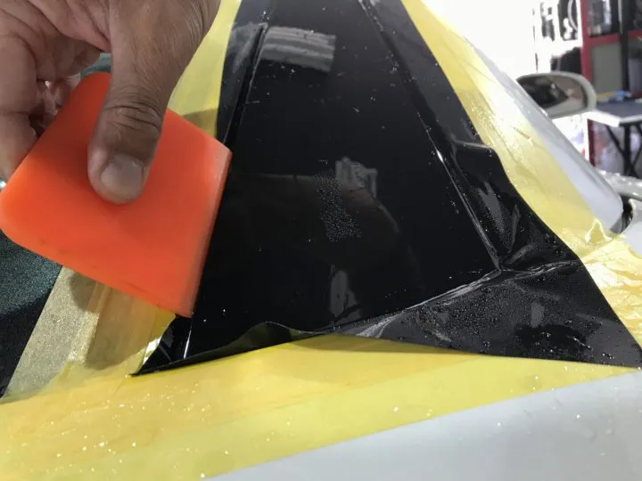 ピラーへ黒いプロテクションフィルムを貼る