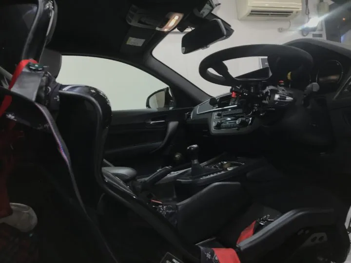 改造されたBMWM2コンペティションの車内