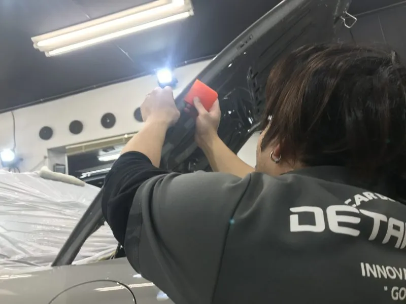 ポルシェ718スパイダーのフード裏へPPFをまわす