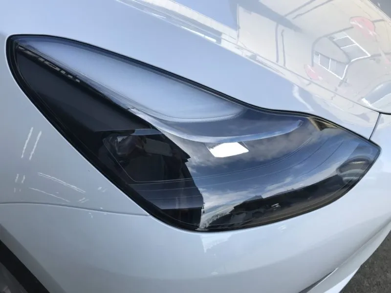 テスラのヘッドライト交換費用