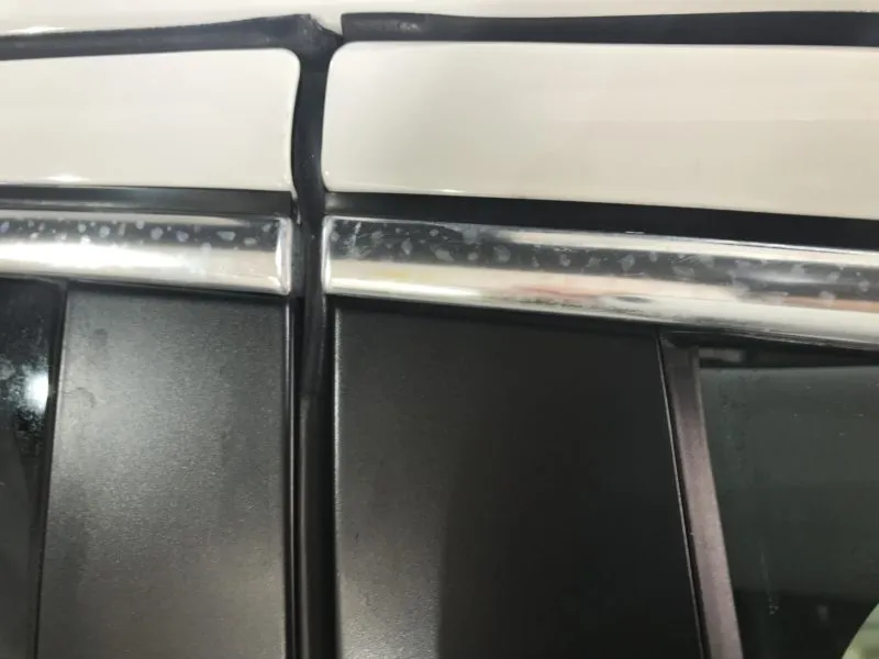 JAGUAR Xタイプのメッキモールのシミ