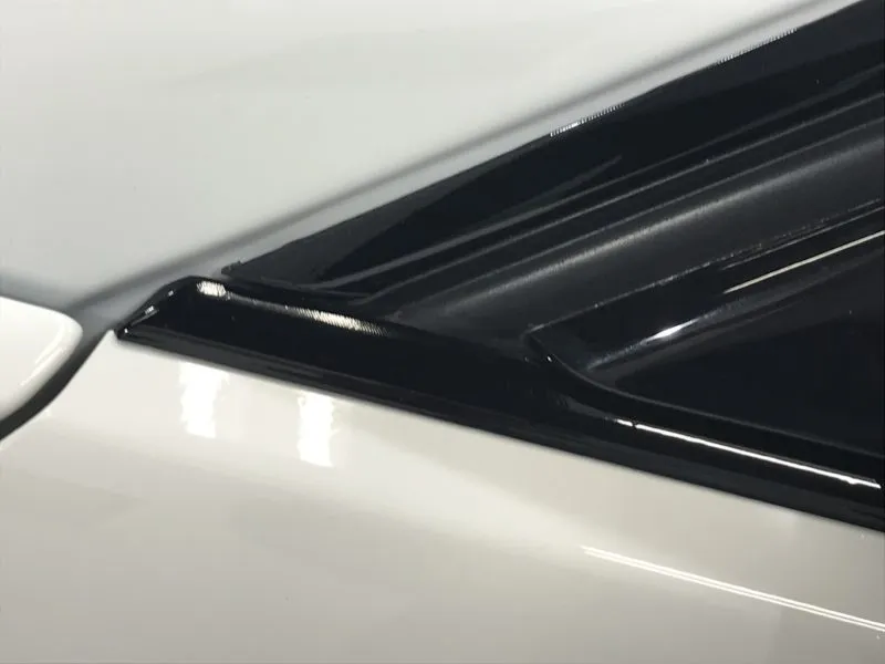 BMW325iのウインドーモールにラッピング施工