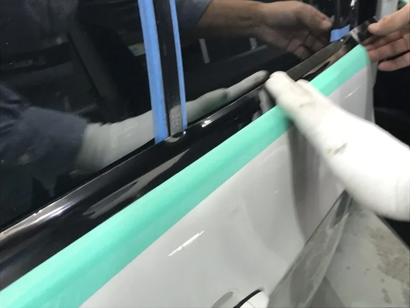 ウインドーモールにブラックのラッピング施工