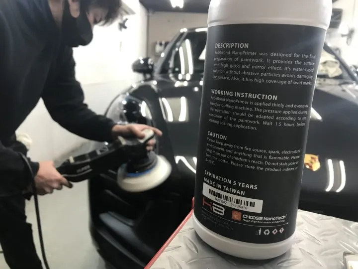 ポルシェマカンGTSのボディへナノプライマーを塗布