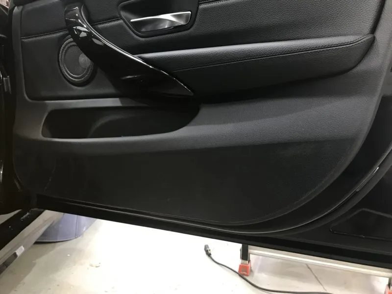 ドア内のドアキックガードプロテクションフィルム