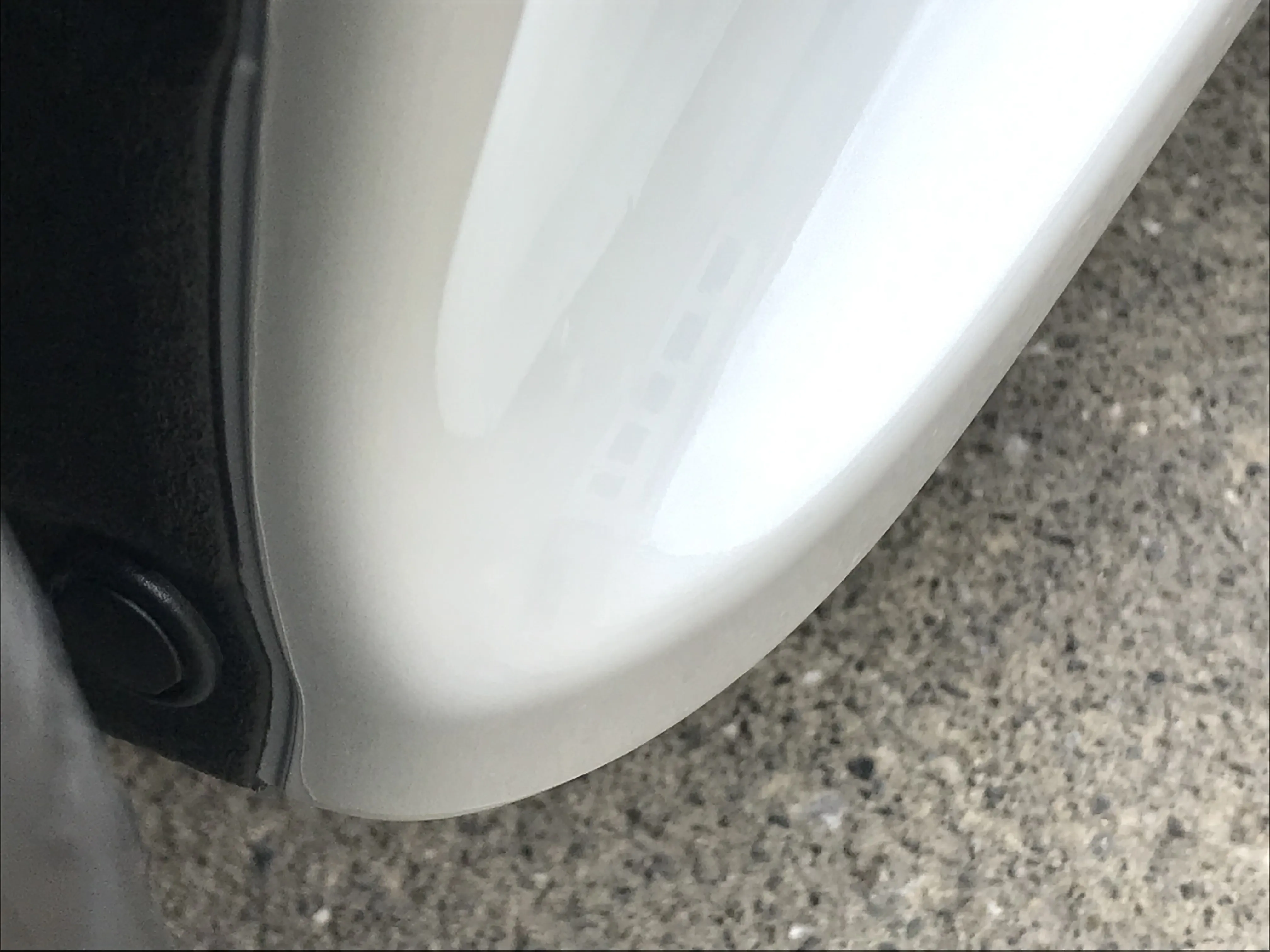 サイドスカートのフロント側だけにプロテクションフィルムを貼る東京のプロショップ