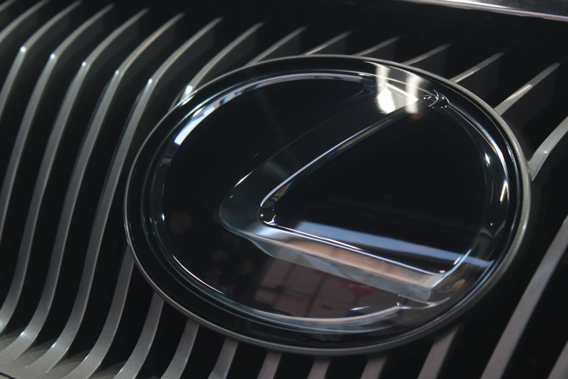 レクサスのエンブレム磨き