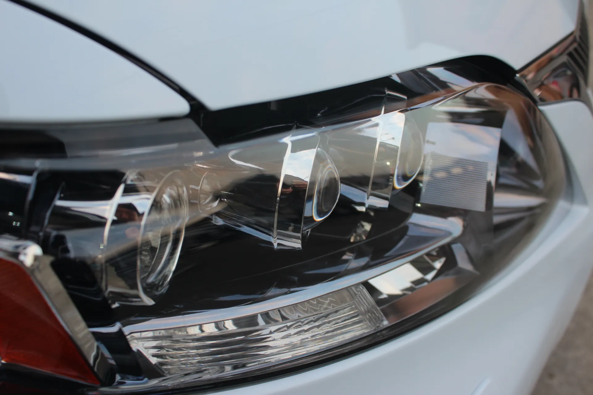 ヘッドライトの新品交換方法