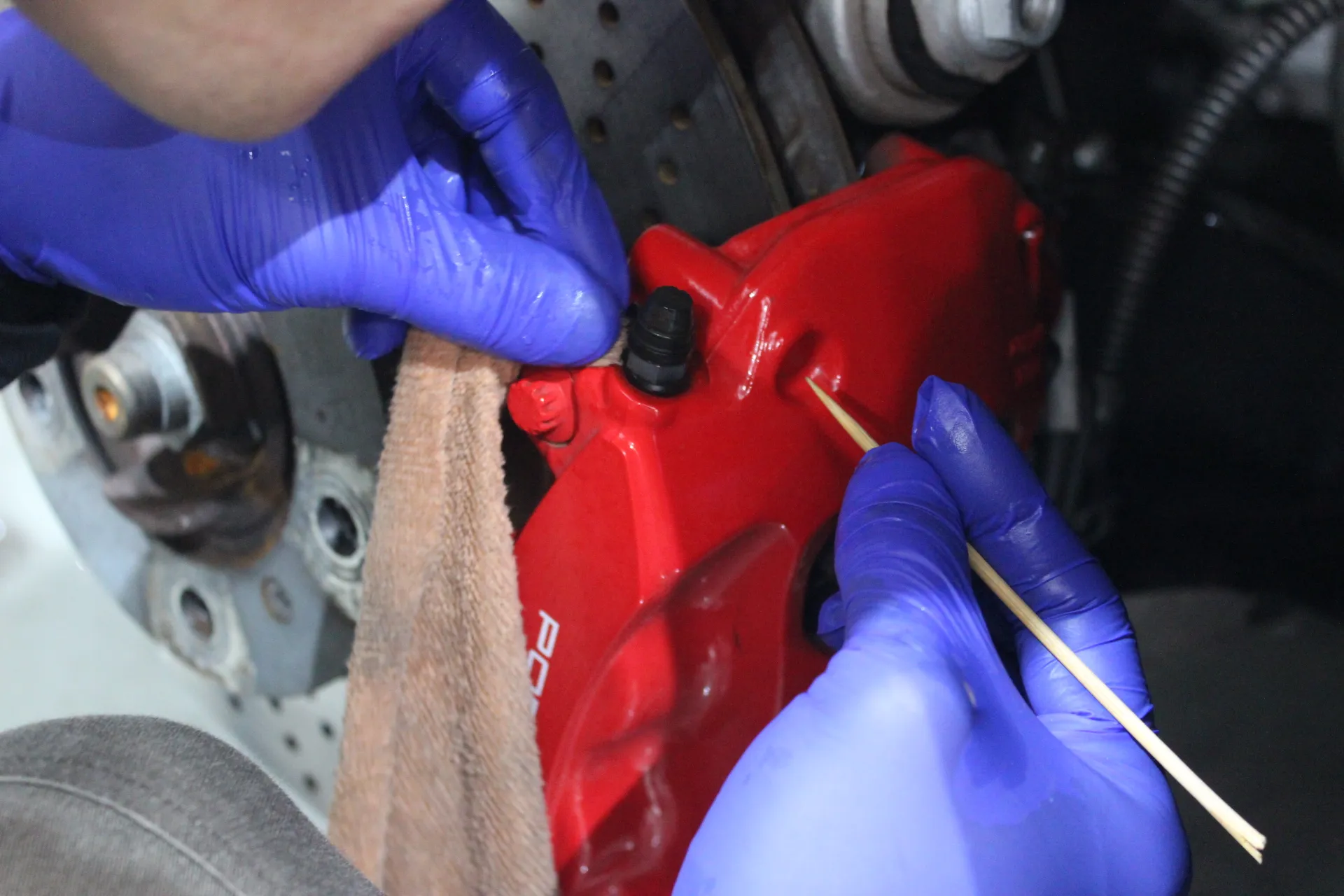 ブレーキキャリパーの清掃方法