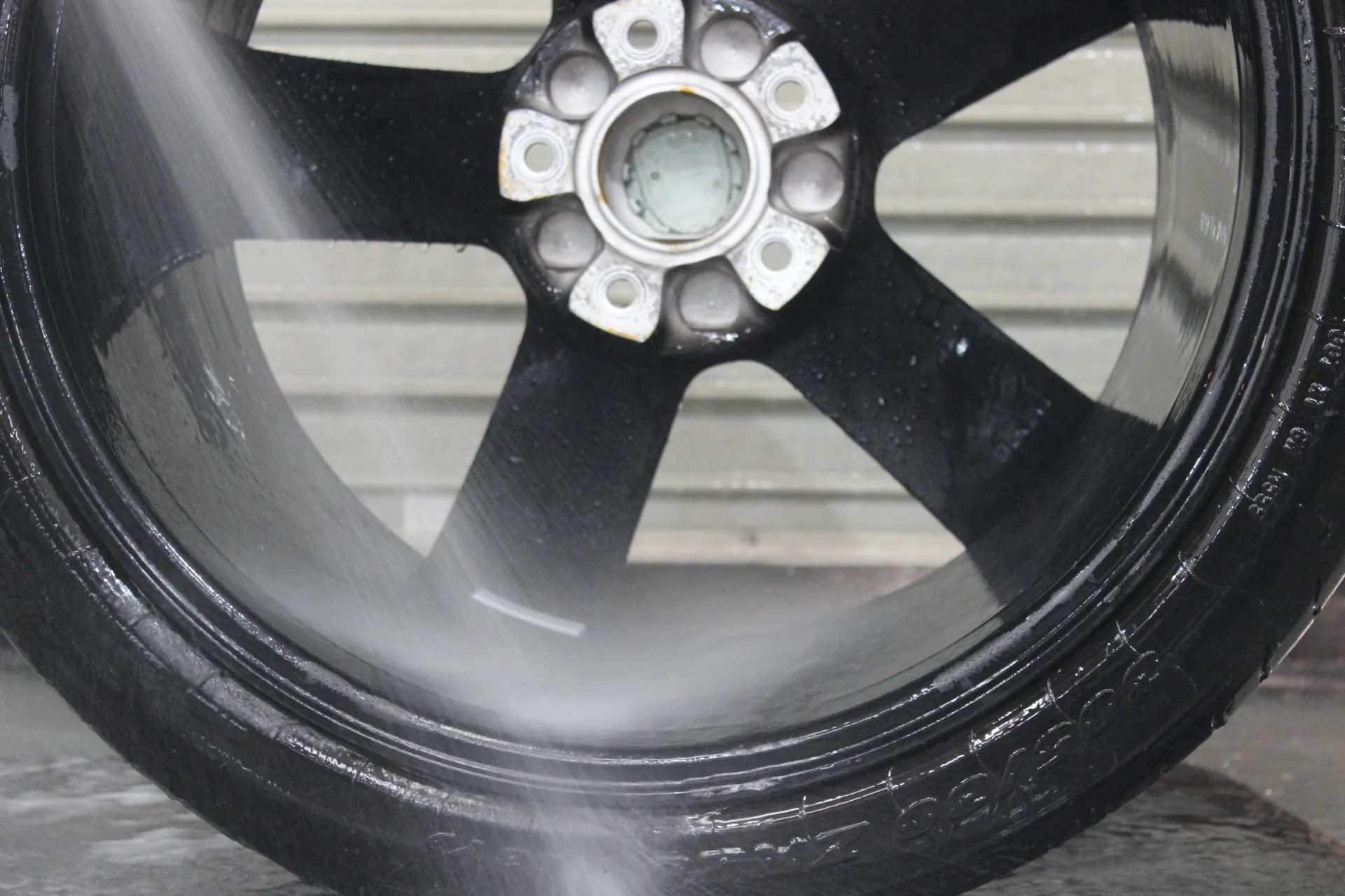 ホイールコーティングの下地処理方法