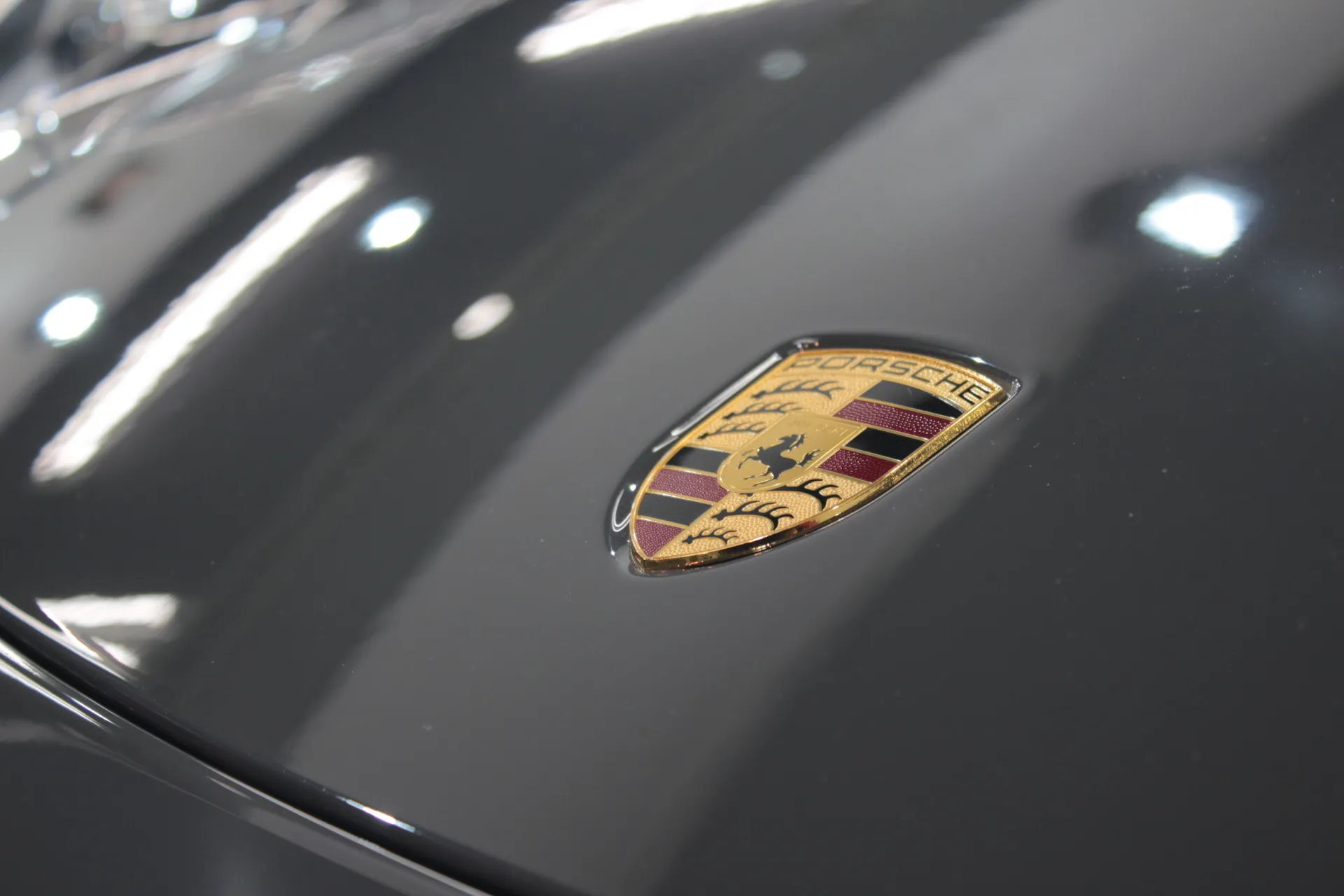 ポルシェエンブレムとソリッドグレーの艶
