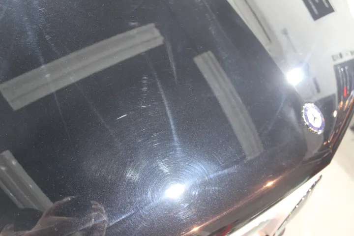 ボンネットフードの磨き傷