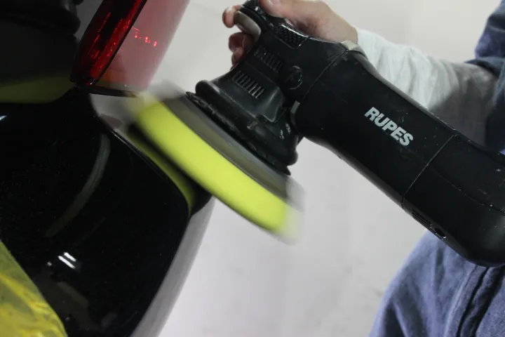 リアバンパーの研磨