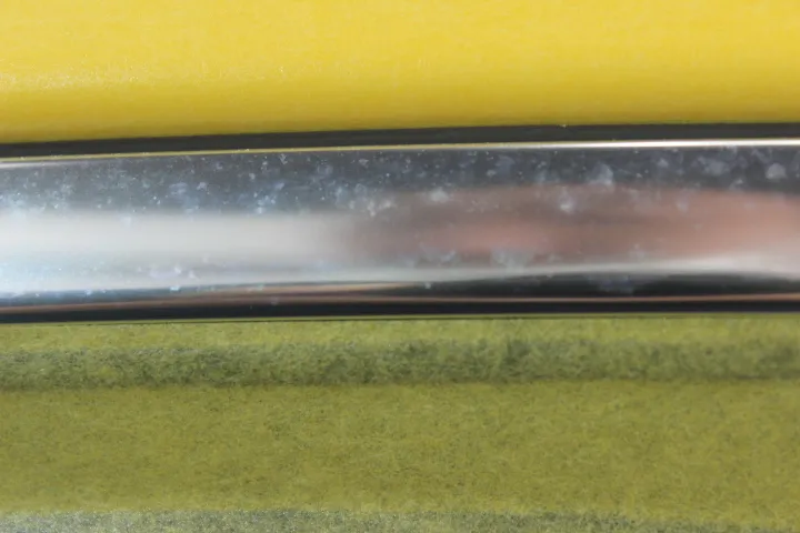 ベンツのウインドーモール磨き