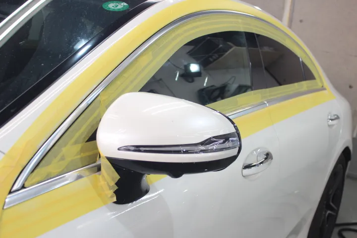 ドアモールの磨き前のマスキング