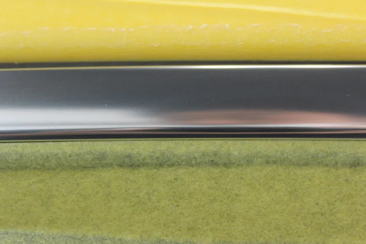 ベンツのウインドーモール磨き