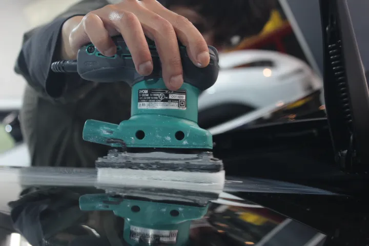 窓ガラスの磨きとウロコ除去