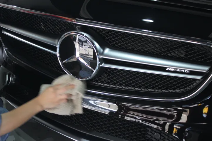 車の洗車の拭き上げ画像