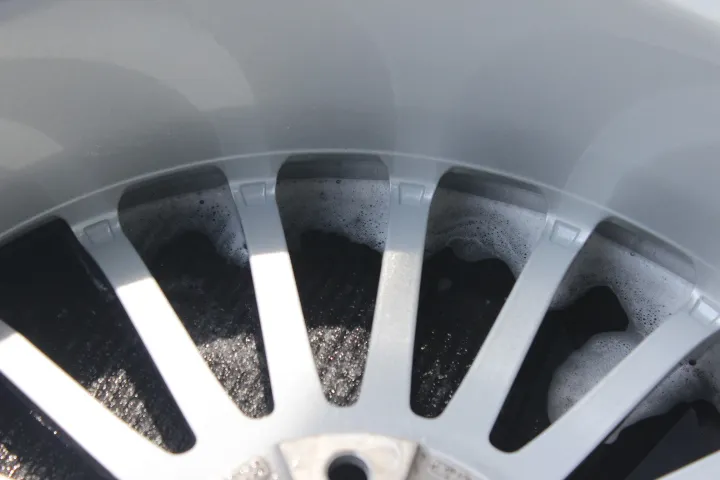 ホイールの固着汚れのクリーニングが可能な東京のカーコーティング専門店