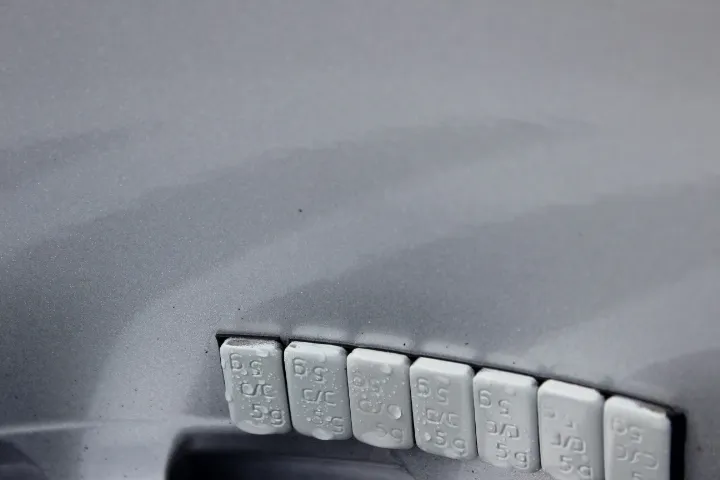 アルミホイールを外してコーティングができる東京のカーコーティング専門店