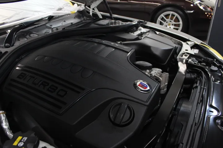 BMW3アルピナのエンジンルームクリーニングができる東京のカーコーティング専門店