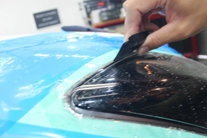 高耐久のヘッドライトコーティングとプロテクションフィルムの同時施工が出来る東京のカーコーティング専門店