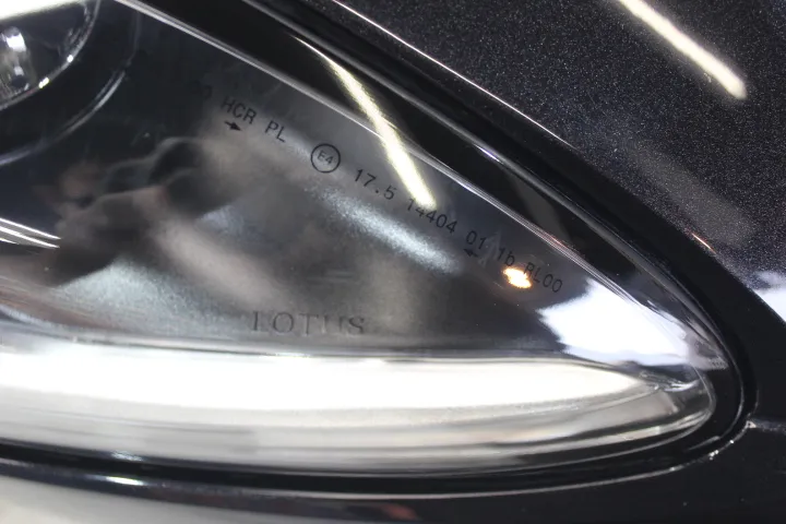 ヘッドライトのクリーニングリペアができる東京のカーコーティング専門店