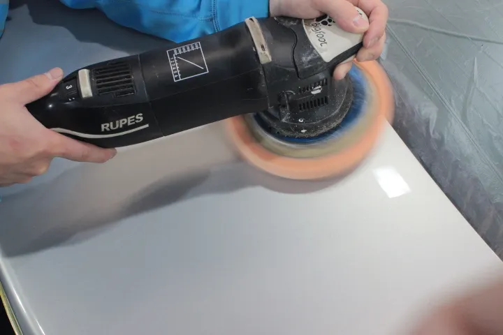 東京のカーコーティング専門店ディテールワークスの磨き