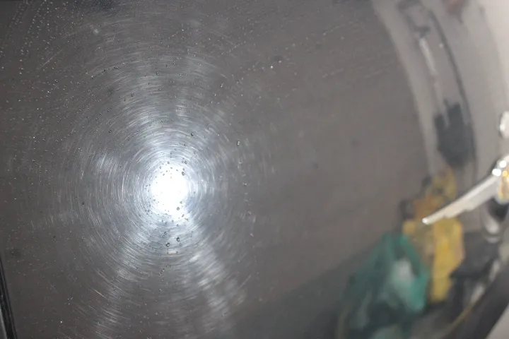 傷の多いリアトランクの磨き前