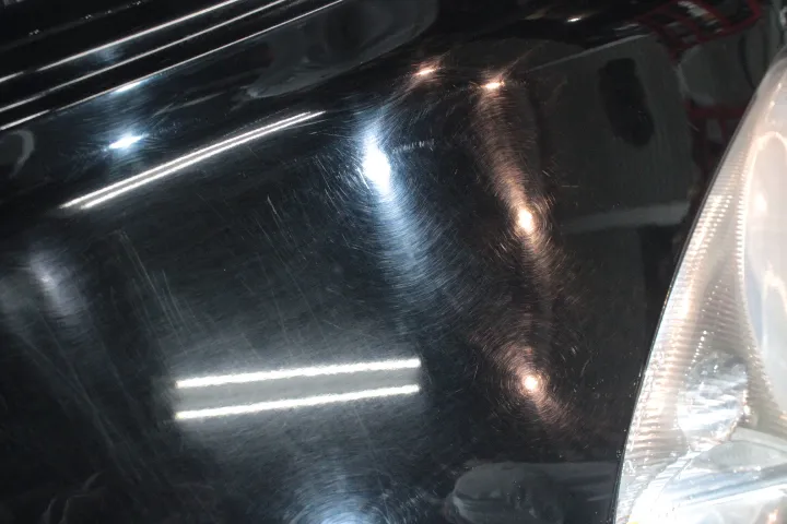 黒い塗装のフェンダーの傷