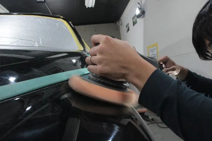 東京のクライスラー専門店のフェンダーの磨き