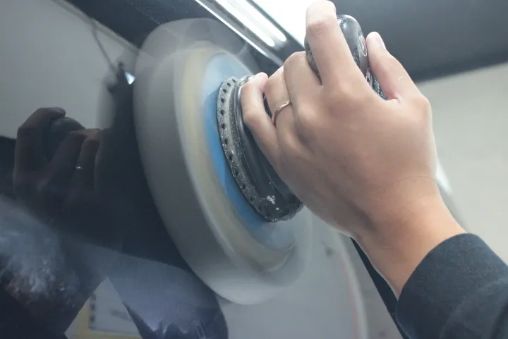 横浜からご入庫のクライスラーPTクルーザーの磨き込み