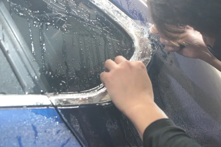 プロテクションフィルムの位置決めインストール