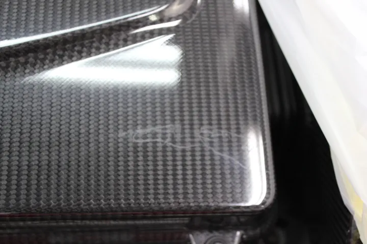 R8のカーボンパネルの磨き