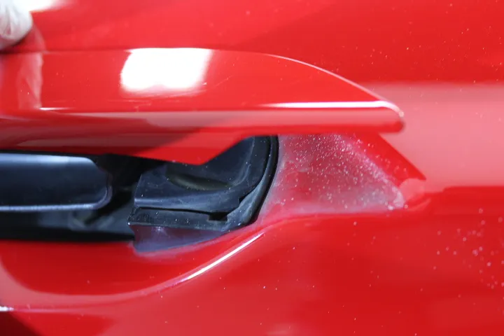 ドアハンドル裏の汚れ