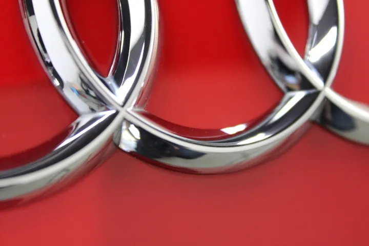 エンブレムのクリーニングが得意な施工店