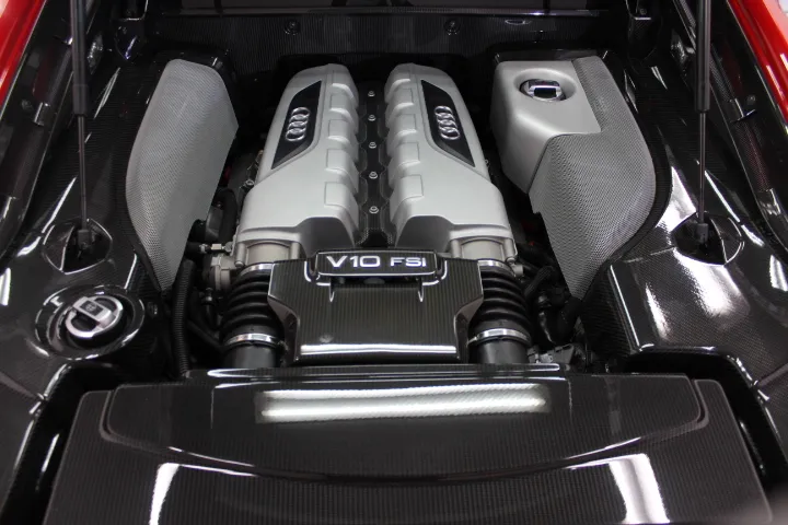 r8のミッドシップエンジンルームクリーニング